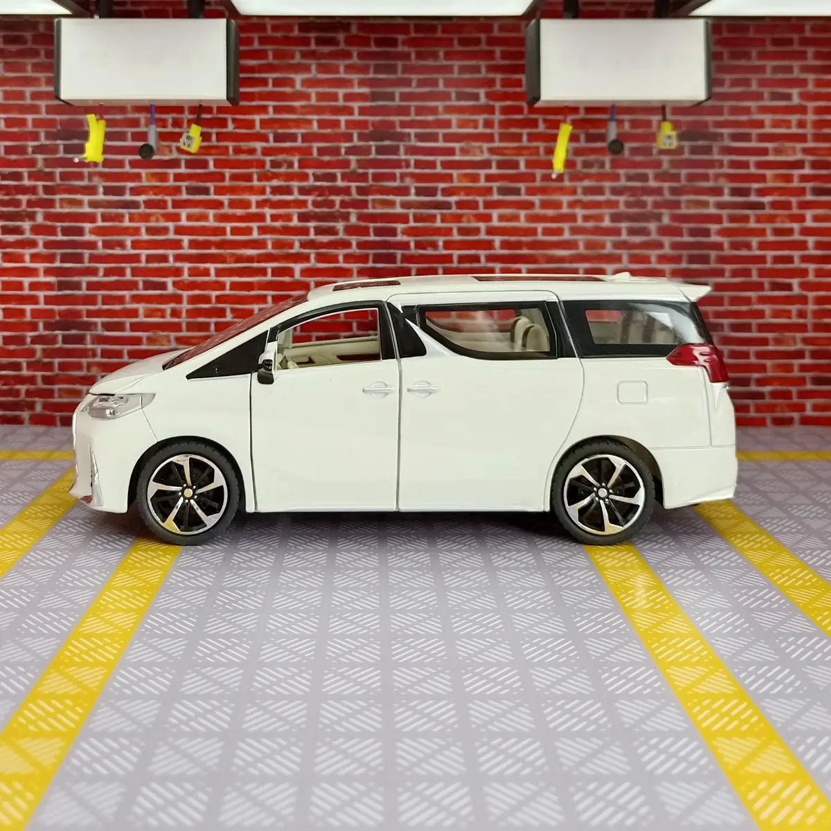 1:24 Lexus LM300H Alloy Model Car