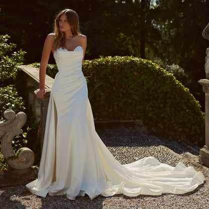 Graceful Sweetheart Neck Simple Wedding Dresses with Detachable Train